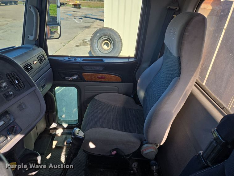 image for item DT5427 2010 Peterbilt 386 semi truck