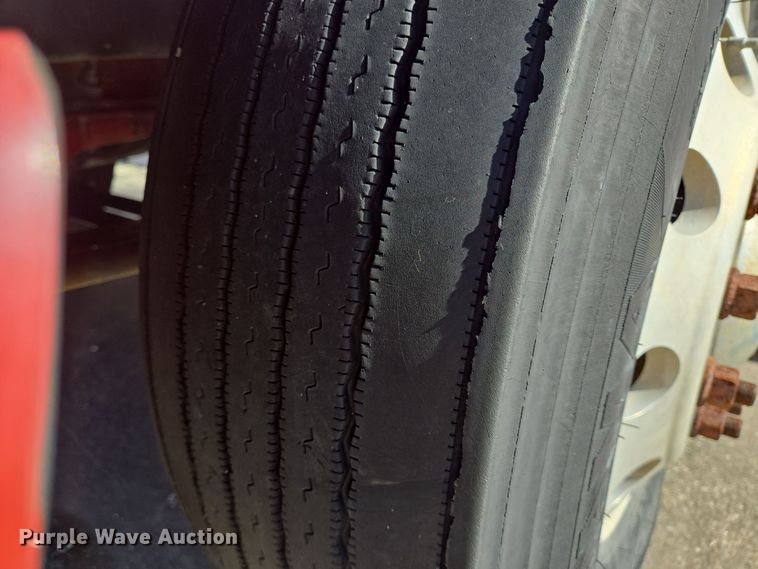 image for item DT5427 2010 Peterbilt 386 semi truck