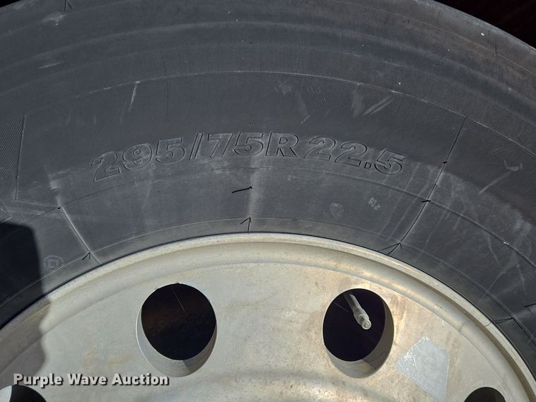 image for item DT5427 2010 Peterbilt 386 semi truck