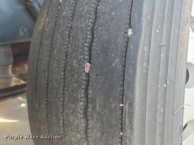 image for item DT5427 2010 Peterbilt 386 semi truck