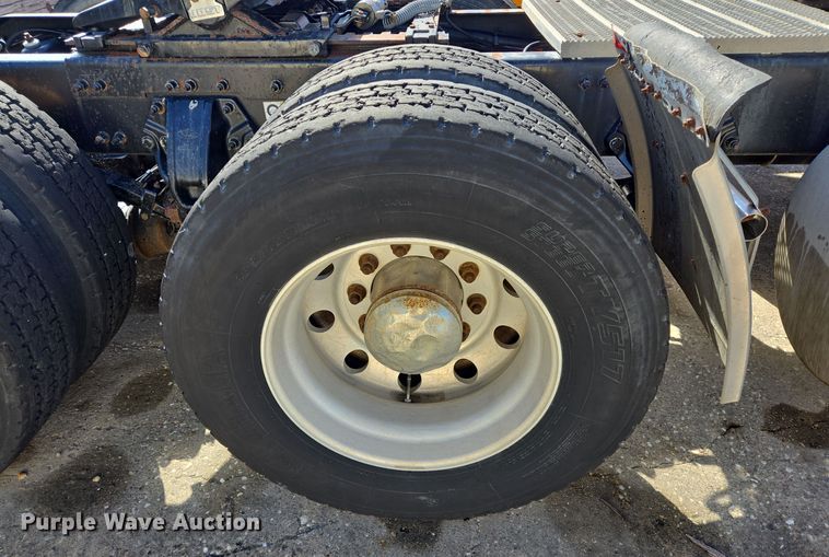 image for item DT5427 2010 Peterbilt 386 semi truck