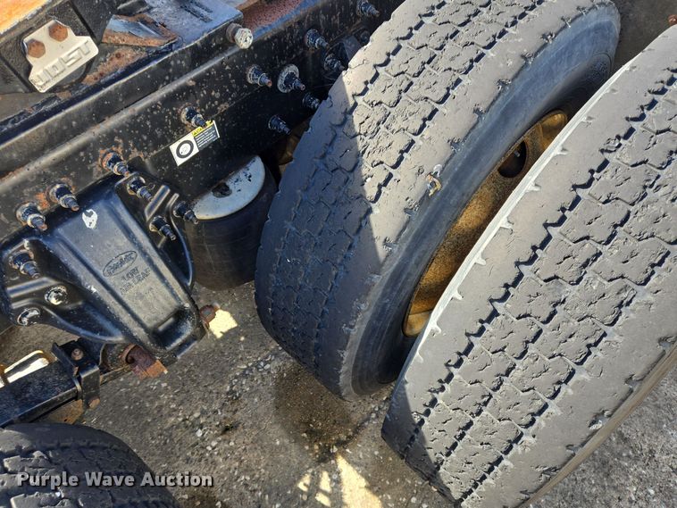 image for item DT5427 2010 Peterbilt 386 semi truck