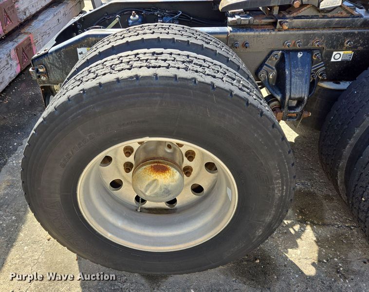 image for item DT5427 2010 Peterbilt 386 semi truck