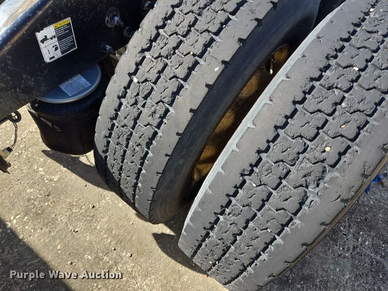 image for item DT5427 2010 Peterbilt 386 semi truck