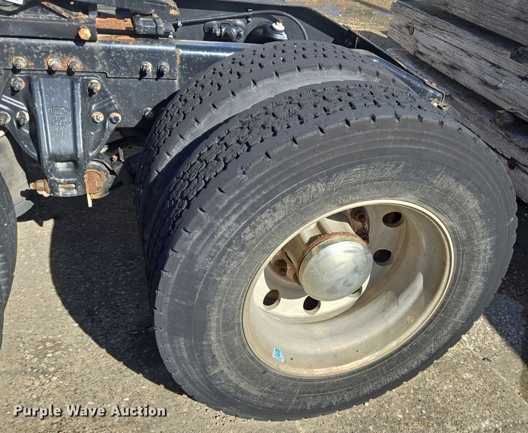 image for item DT5427 2010 Peterbilt 386 semi truck