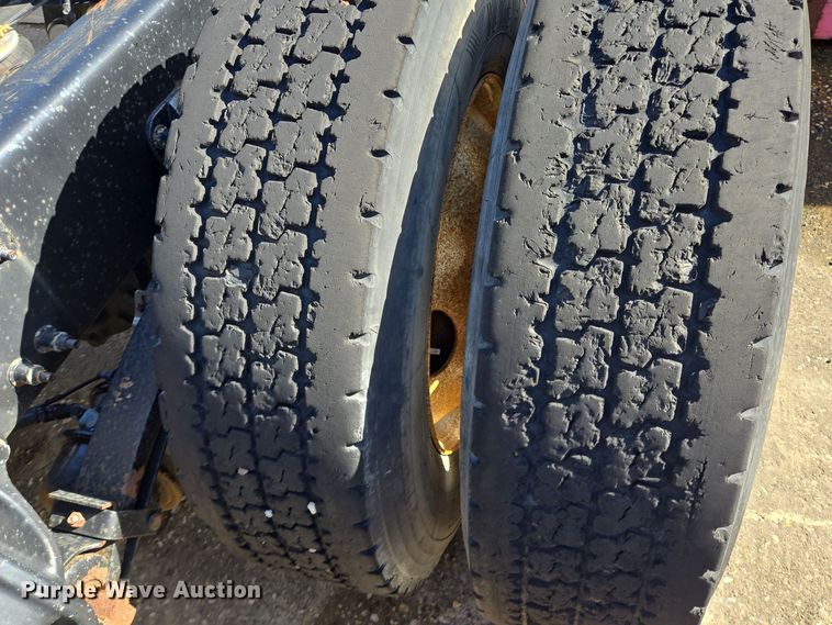 image for item DT5427 2010 Peterbilt 386 semi truck