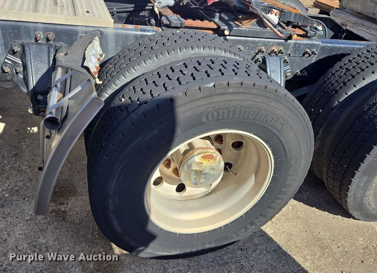 image for item DT5427 2010 Peterbilt 386 semi truck