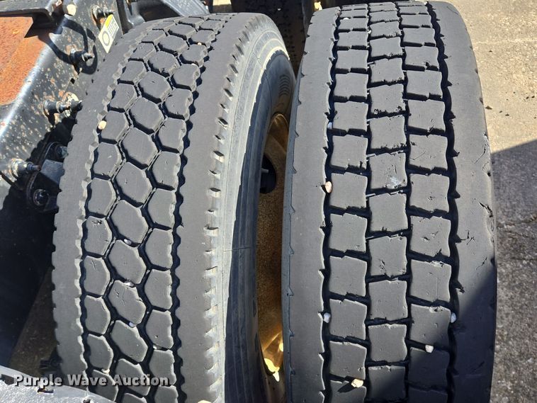 image for item DT5427 2010 Peterbilt 386 semi truck