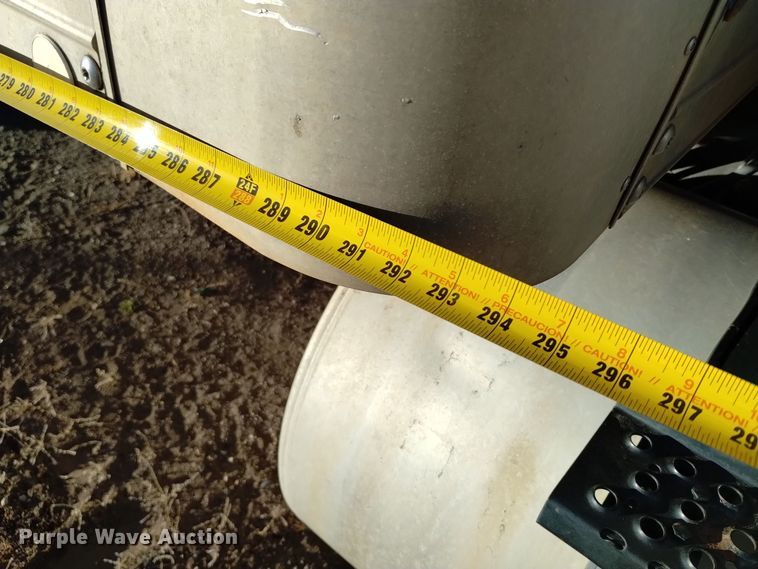 image for item DV6626 2003 International 8100 box truck with mud mixing system