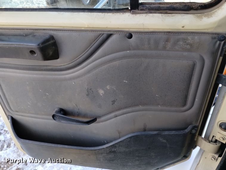 image for item DV6626 2003 International 8100 box truck with mud mixing system