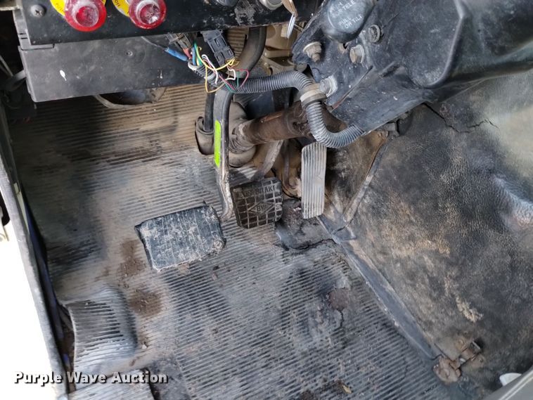 image for item DV6626 2003 International 8100 box truck with mud mixing system