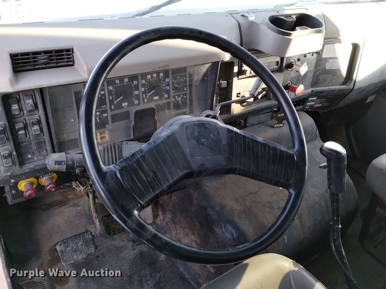 image for item DV6626 2003 International 8100 box truck with mud mixing system