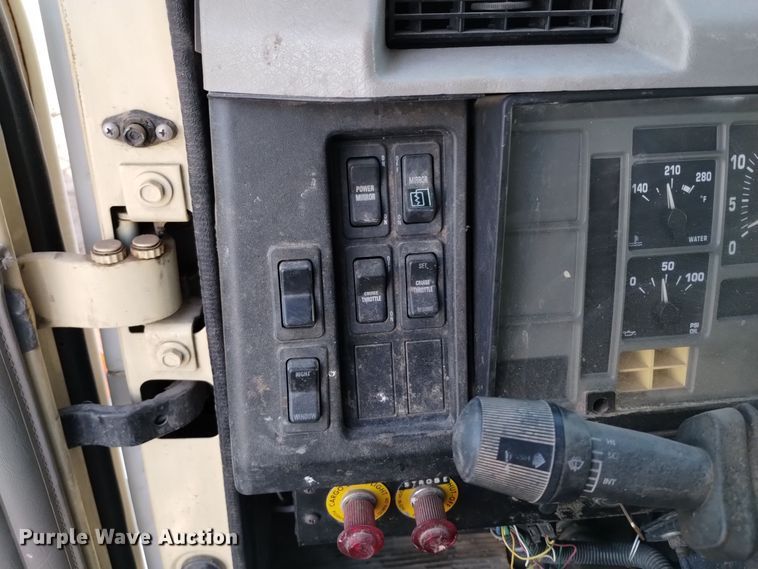 image for item DV6626 2003 International 8100 box truck with mud mixing system