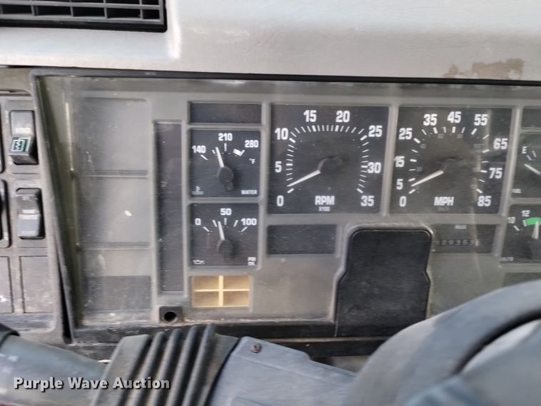 image for item DV6626 2003 International 8100 box truck with mud mixing system