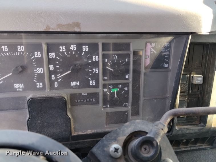 image for item DV6626 2003 International 8100 box truck with mud mixing system