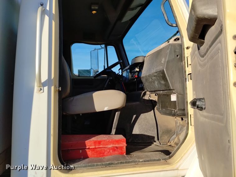 image for item DV6626 2003 International 8100 box truck with mud mixing system