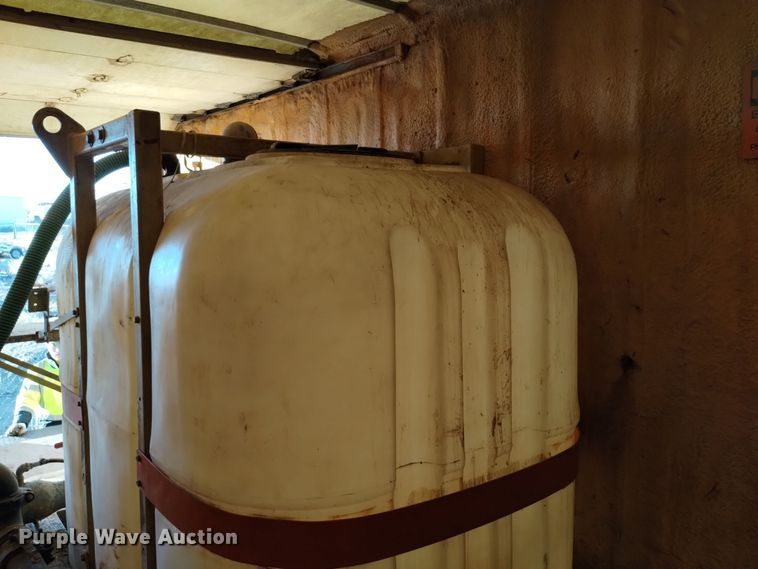 image for item DV6626 2003 International 8100 box truck with mud mixing system