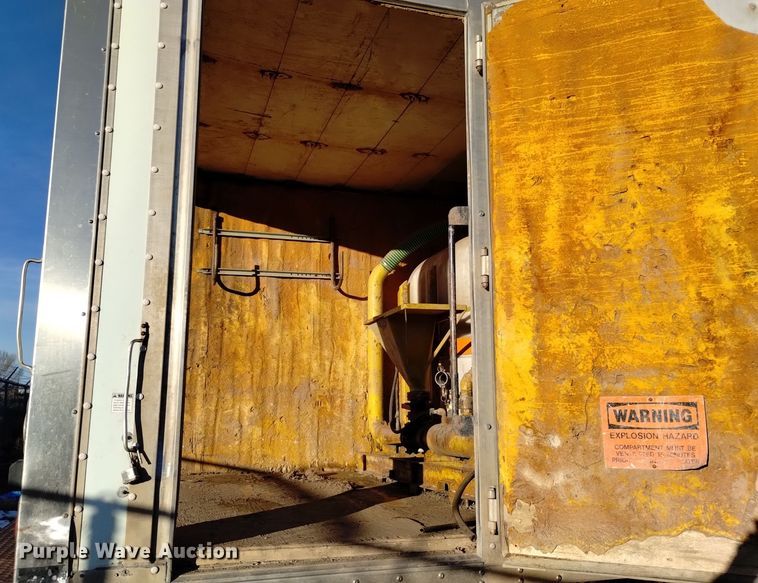 image for item DV6626 2003 International 8100 box truck with mud mixing system