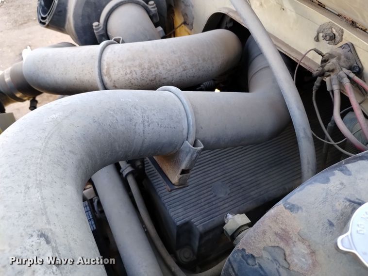 image for item DV6626 2003 International 8100 box truck with mud mixing system