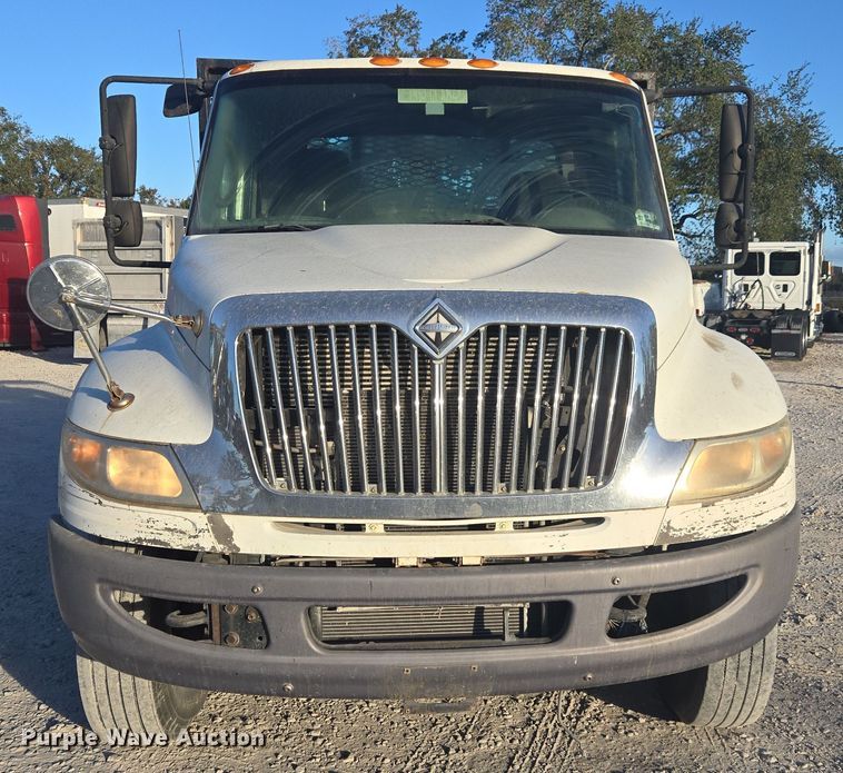image for item DW1779 2009 International 4400 flatbed truck