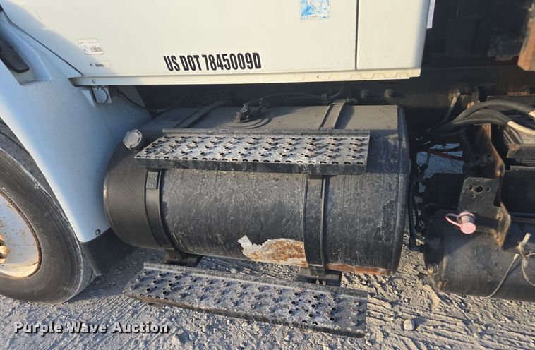 image for item DW1779 2009 International 4400 flatbed truck