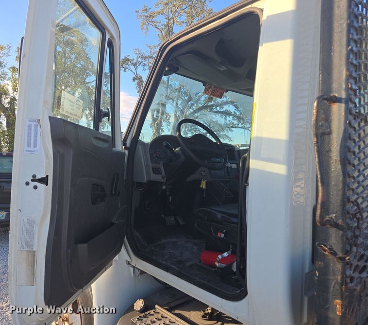 image for item DW1779 2009 International 4400 flatbed truck