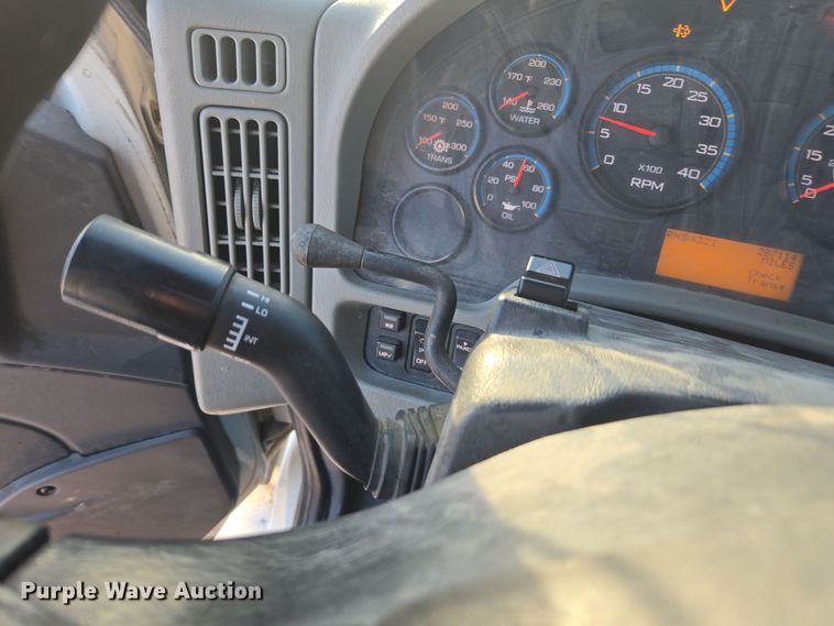 image for item DW1779 2009 International 4400 flatbed truck