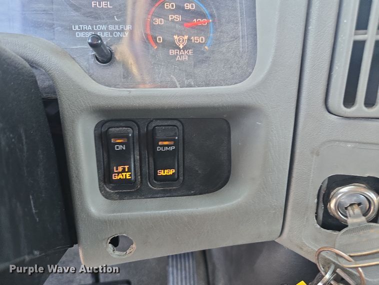 image for item DW1779 2009 International 4400 flatbed truck