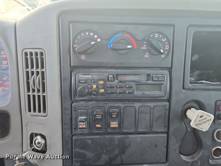 image for item DW1779 2009 International 4400 flatbed truck