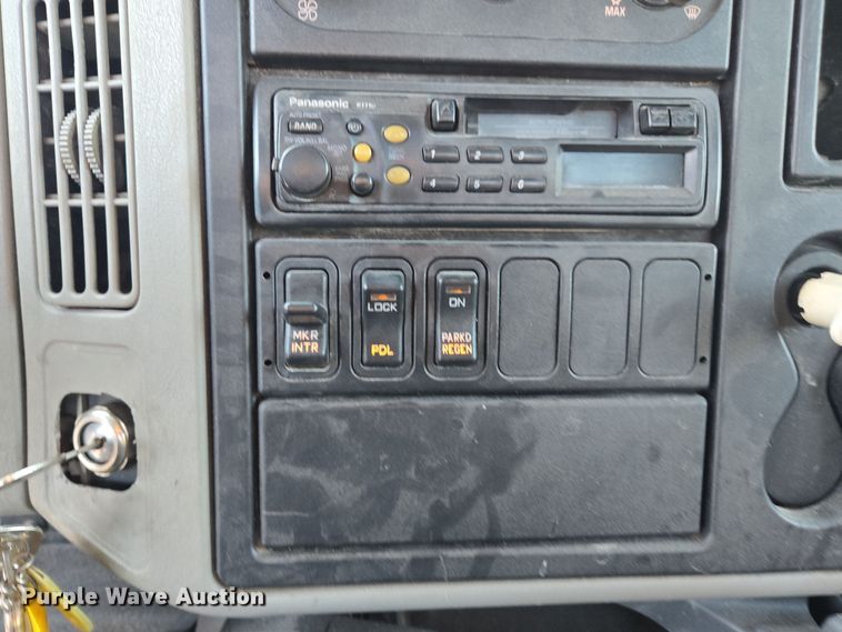 image for item DW1779 2009 International 4400 flatbed truck