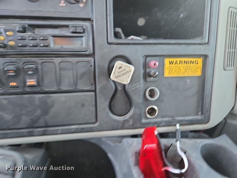 image for item DW1779 2009 International 4400 flatbed truck