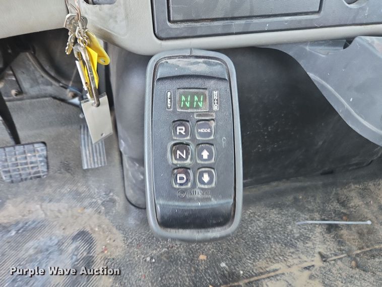 image for item DW1779 2009 International 4400 flatbed truck