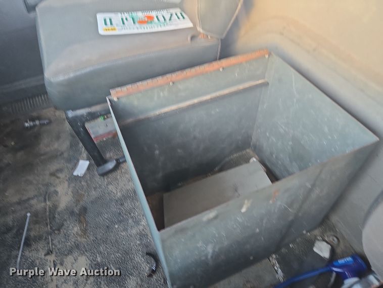 image for item DW1779 2009 International 4400 flatbed truck