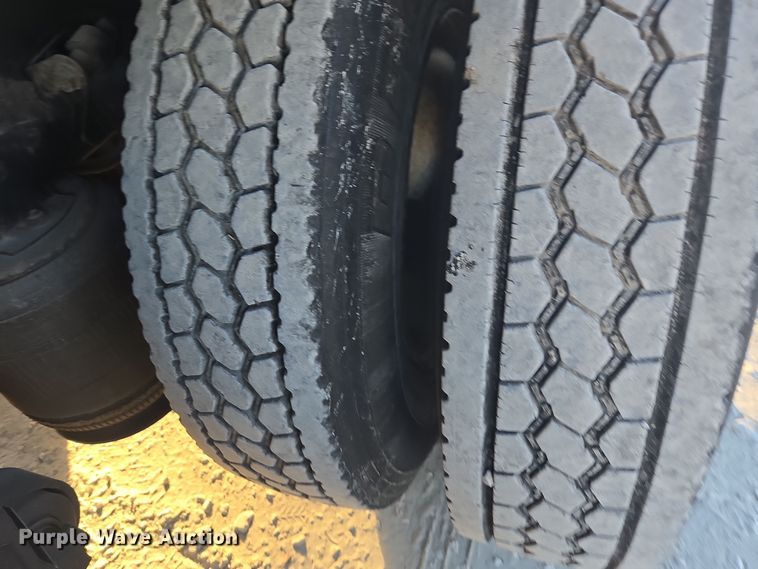 image for item DW1779 2009 International 4400 flatbed truck