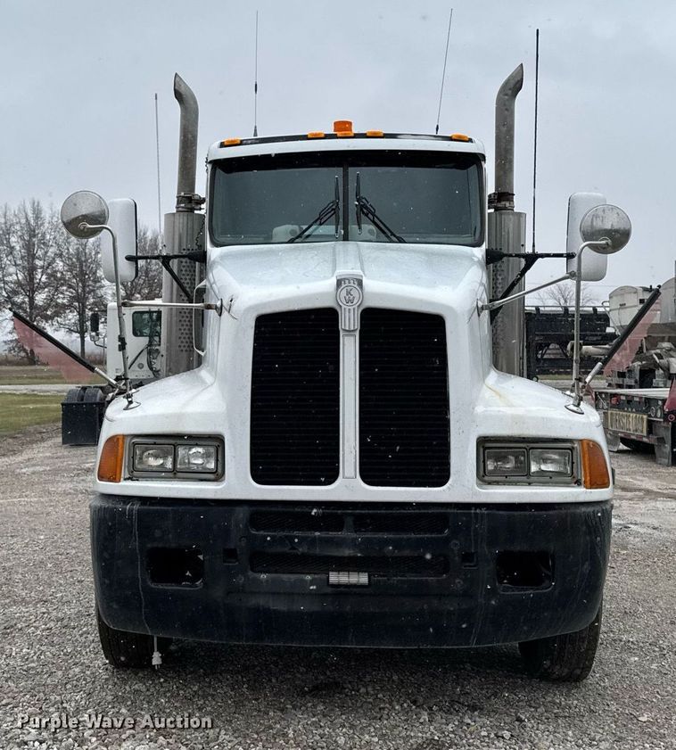 image for item DW2452 1994 Kenworth T600 semi truck