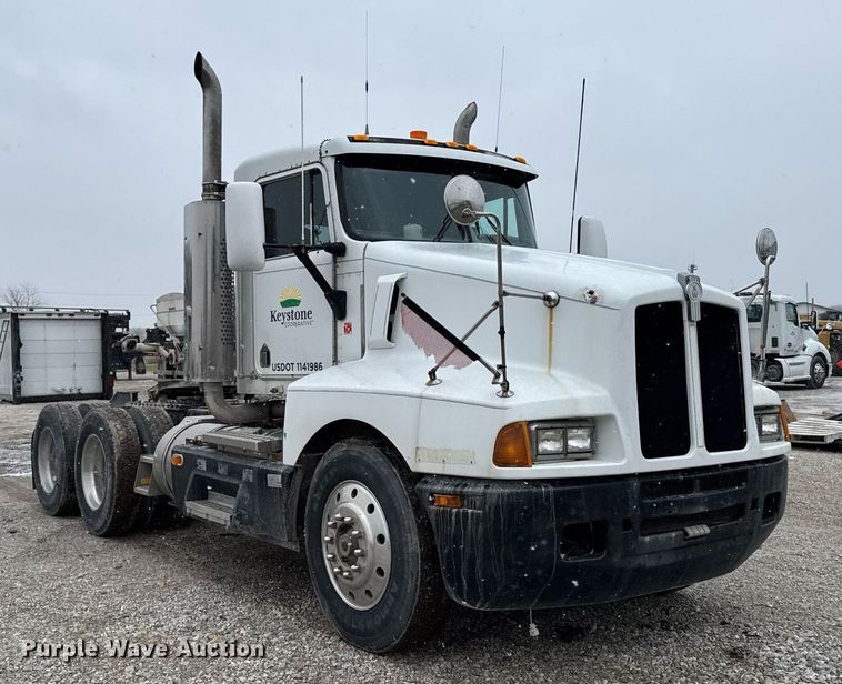 image for item DW2452 1994 Kenworth T600 semi truck