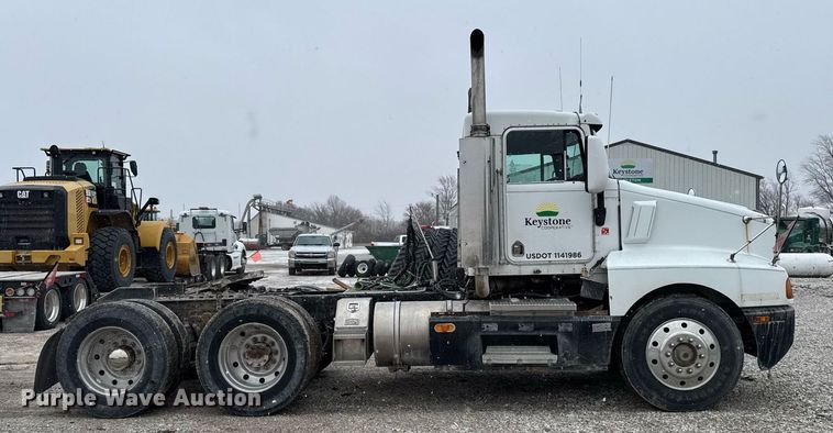image for item DW2452 1994 Kenworth T600 semi truck