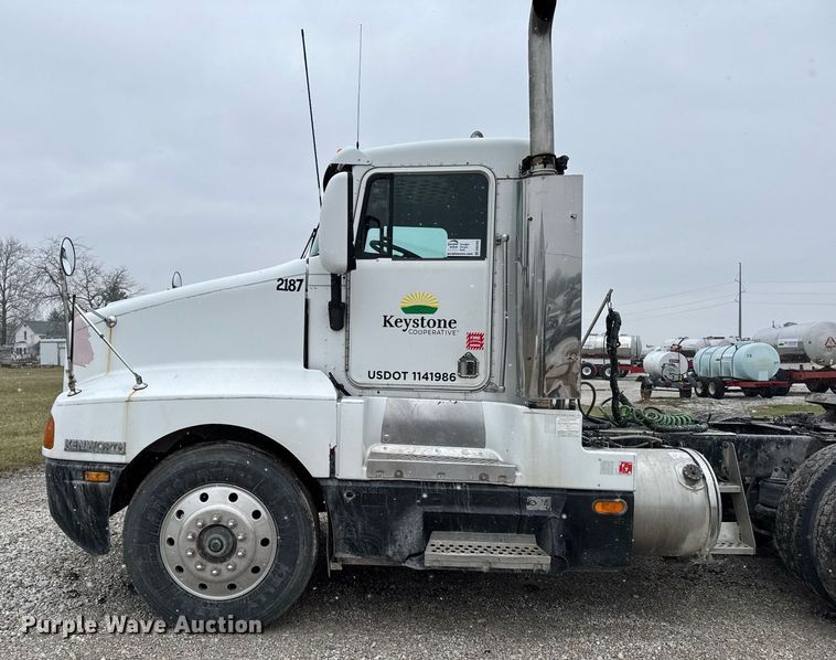 image for item DW2452 1994 Kenworth T600 semi truck