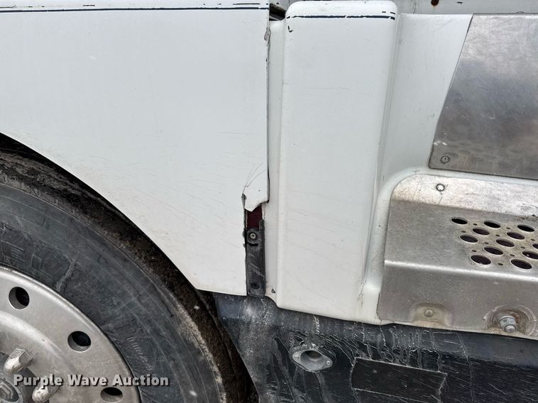 image for item DW2452 1994 Kenworth T600 semi truck