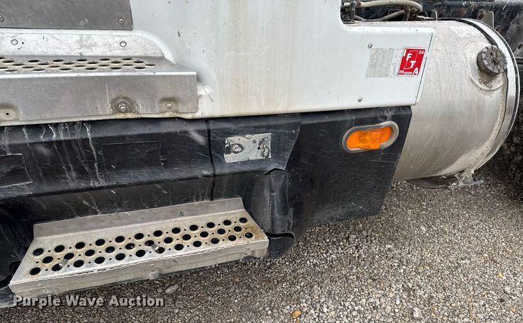 image for item DW2452 1994 Kenworth T600 semi truck