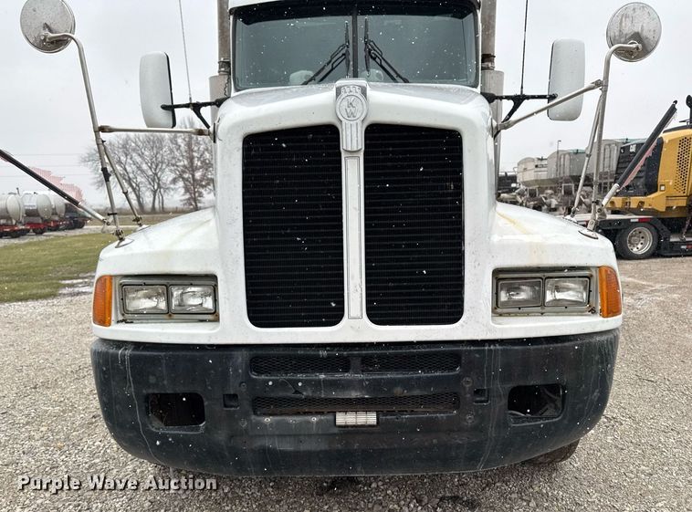 image for item DW2452 1994 Kenworth T600 semi truck