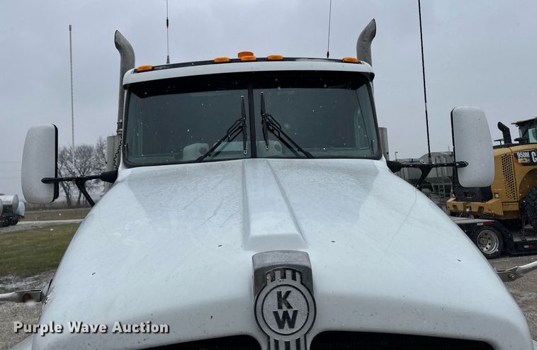 image for item DW2452 1994 Kenworth T600 semi truck