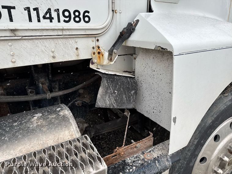 image for item DW2452 1994 Kenworth T600 semi truck