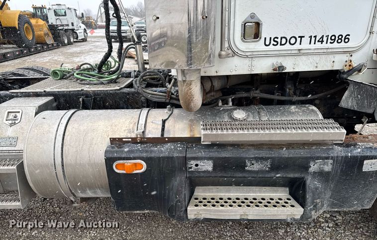 image for item DW2452 1994 Kenworth T600 semi truck