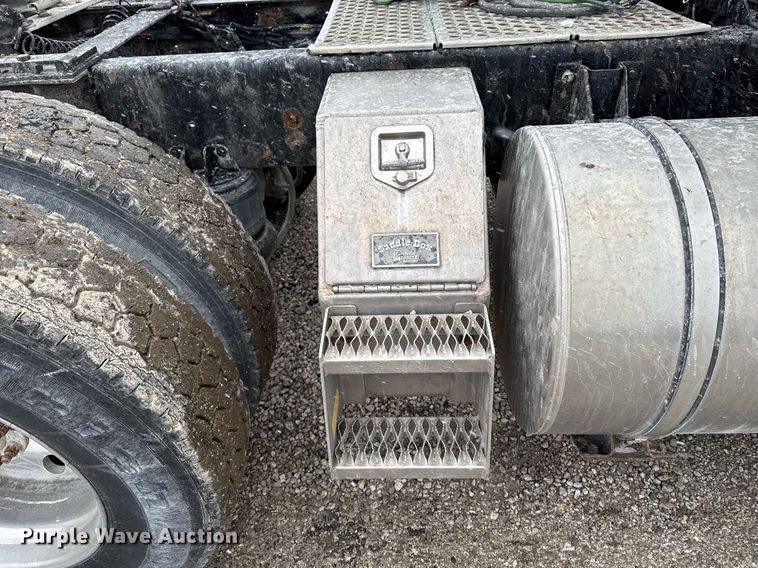 image for item DW2452 1994 Kenworth T600 semi truck