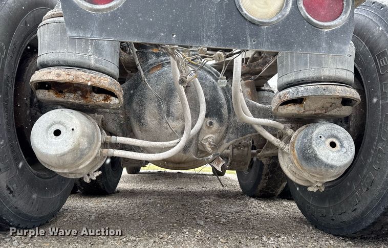 image for item DW2452 1994 Kenworth T600 semi truck