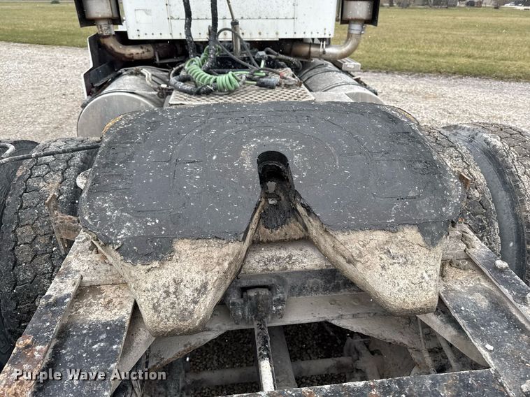 image for item DW2452 1994 Kenworth T600 semi truck