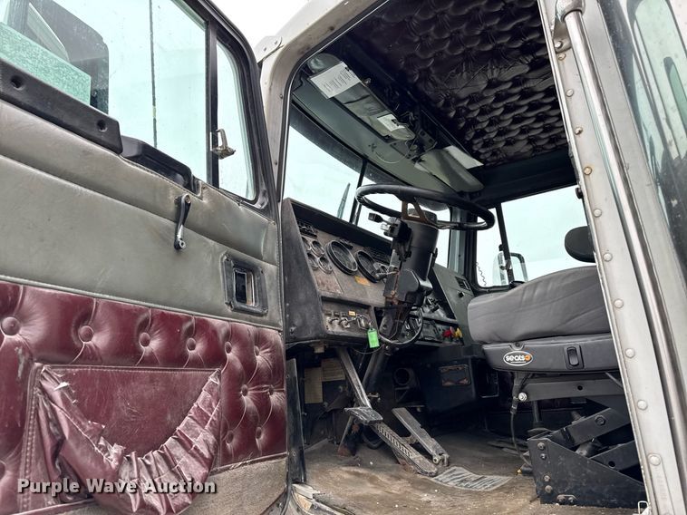 image for item DW2452 1994 Kenworth T600 semi truck