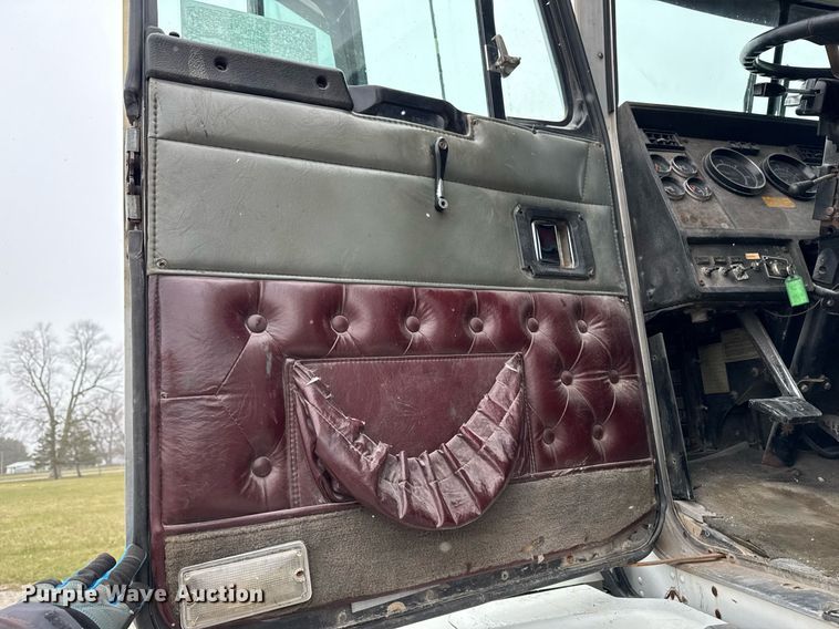 image for item DW2452 1994 Kenworth T600 semi truck