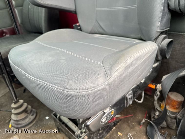 image for item DW2452 1994 Kenworth T600 semi truck